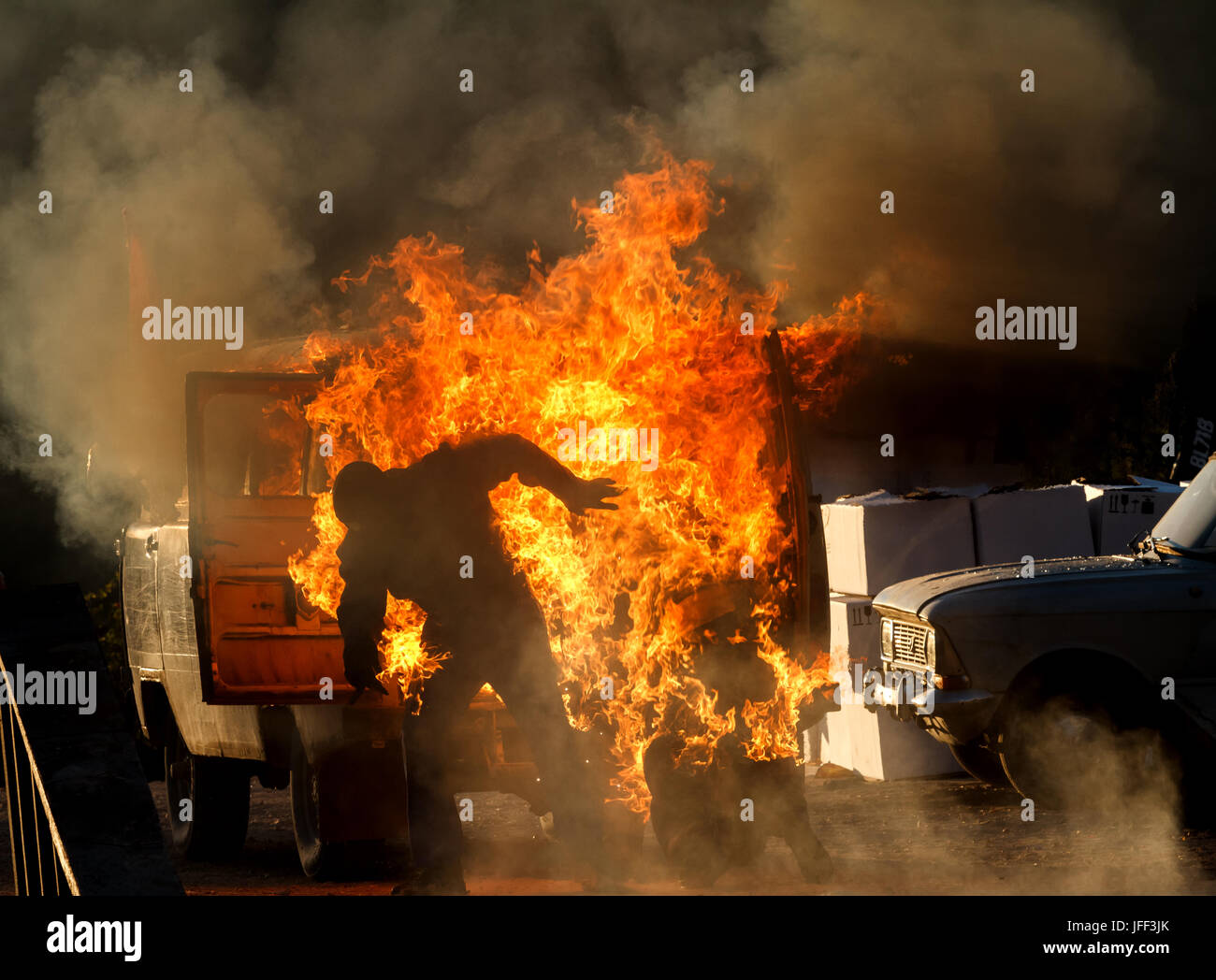 Esplosione di auto su una mostra Foto Stock