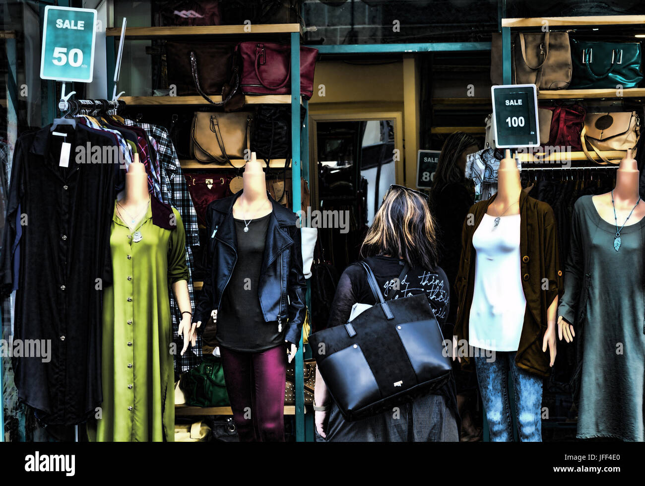 Manichini femmina in un negozio di moda Foto Stock