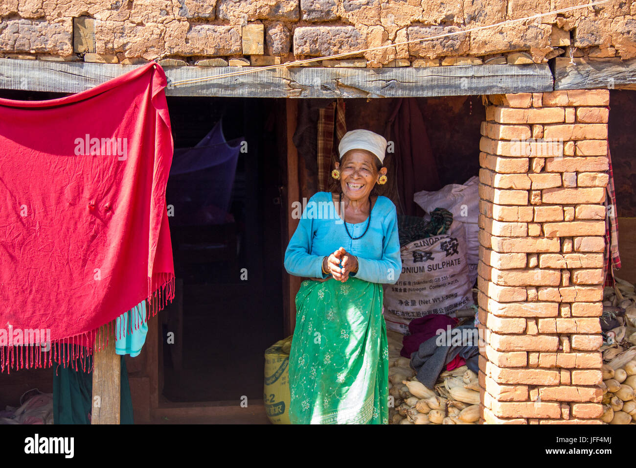 Donna nepalese apprezzato il lavoro di una ONG (baliyo ghar) ha fatto per lei, Nuwakot distretto del Nepal Foto Stock
