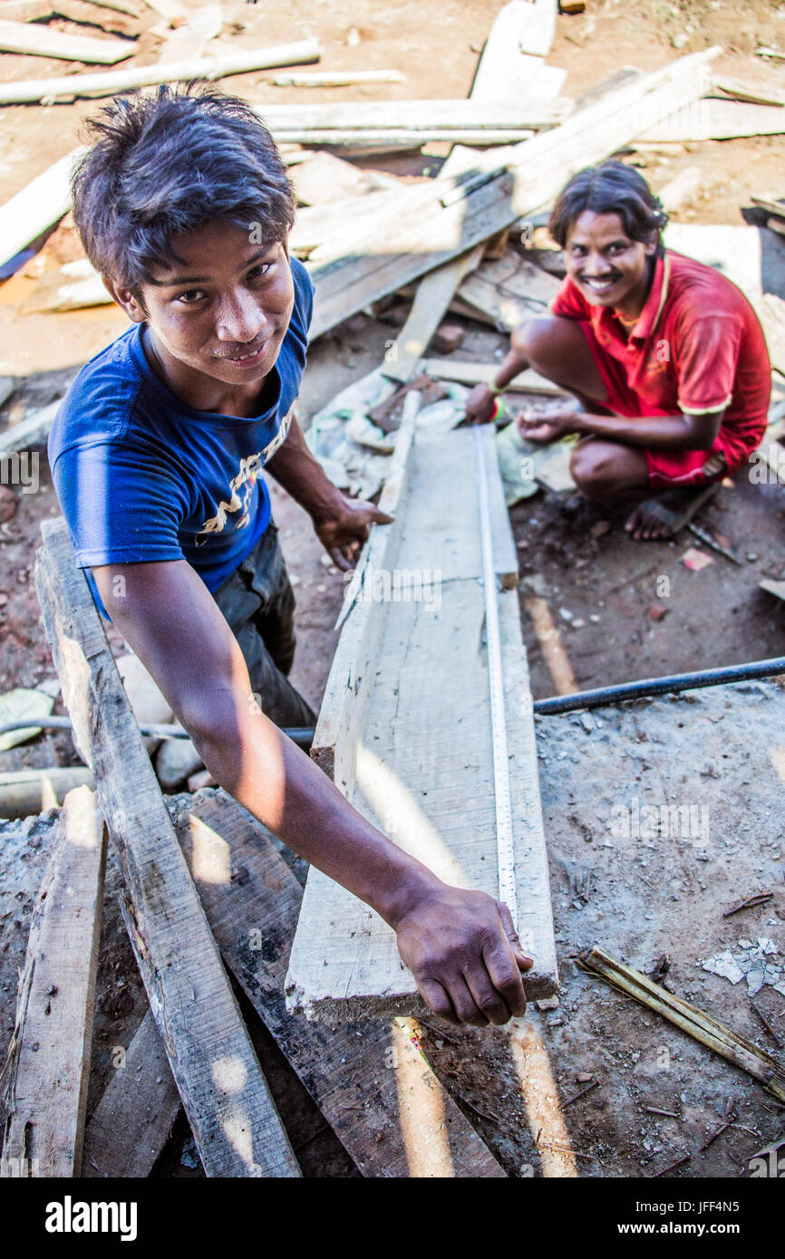 Ong addestrato muratore apprendista la ricostruzione di una casa utilizzando i metodi più sicuri, Nuwakot distretto del Nepal Foto Stock