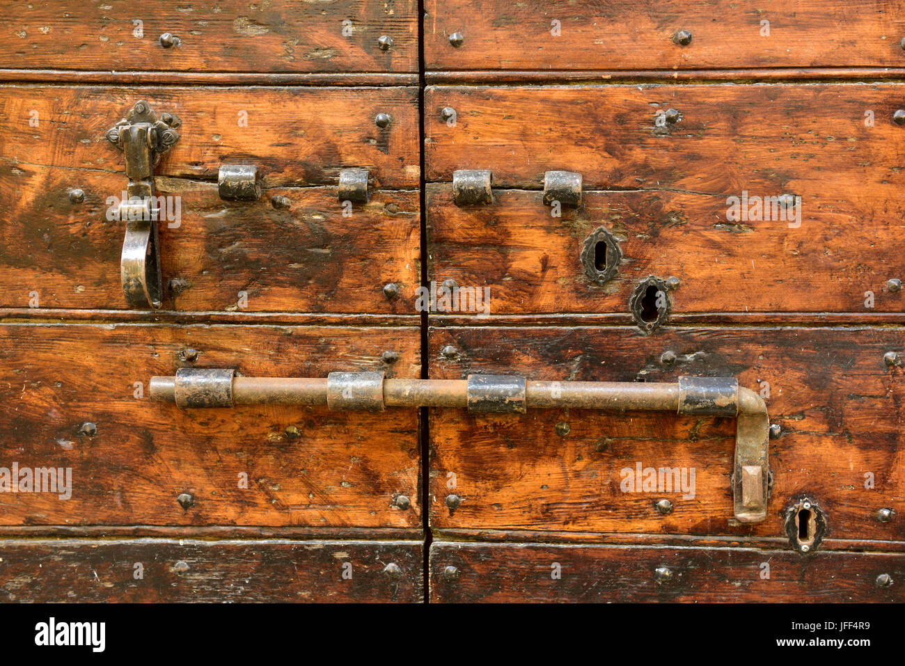 Il vecchio bullone scorrevole serratura sulla porta di legno Foto Stock