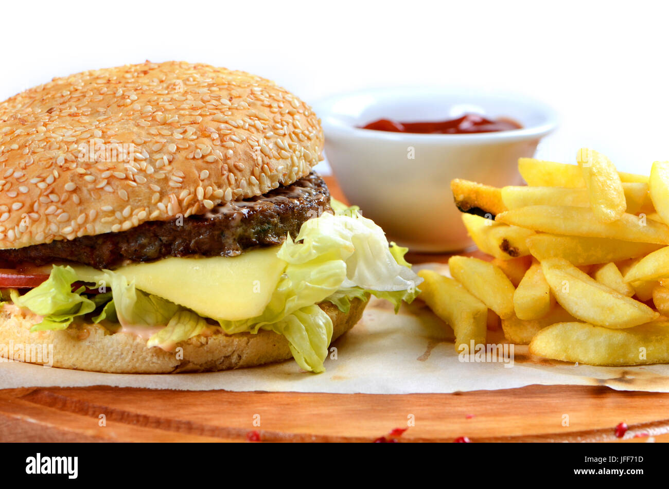 Grandi hamburger e patatine sul tavolo Foto Stock
