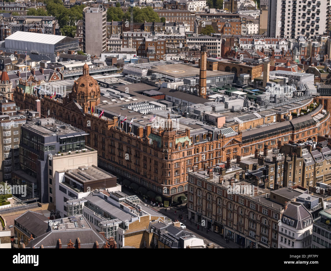 Vista aerea su Londra Inghilterra compresi magazzini Harrods. Harrods è un Luxury department store situato su Brompton Road nel quartiere di Knightsbridge, Londra. È Foto Stock