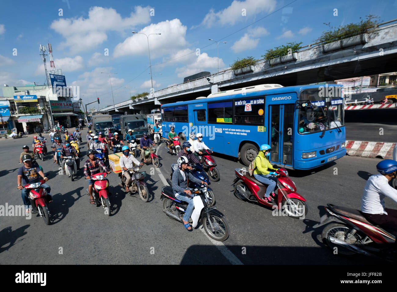 Centinaia di scooter whizzing da durante le ore di punta nella città di Ho Chi Minh, Vietnam Asia Foto Stock