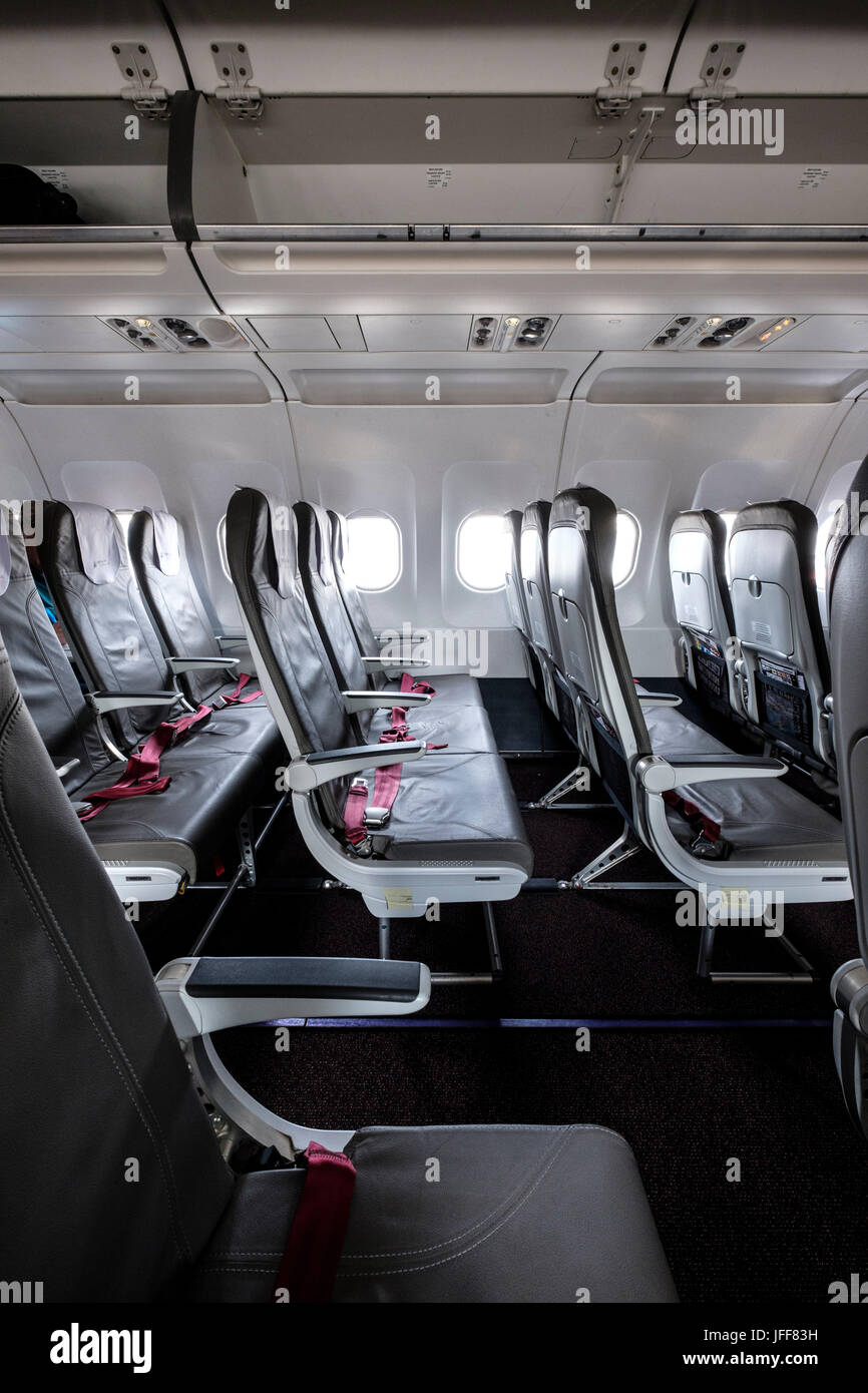 Righe di sedi vuote all'interno di un aereo di linea commerciale Foto Stock