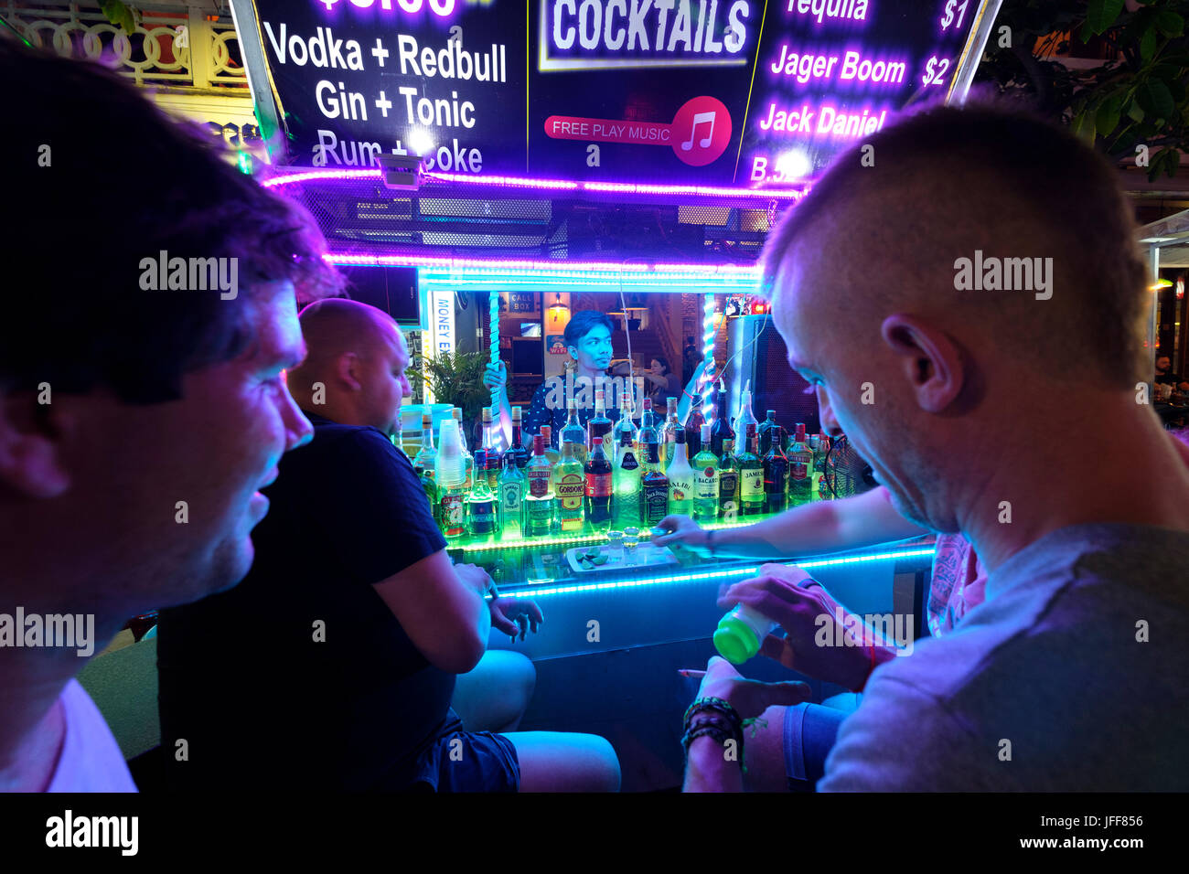 I turisti occidentali di bere alcolici in un mobile bar nelle strade di Siem Reap, Cambogia, Asia Foto Stock