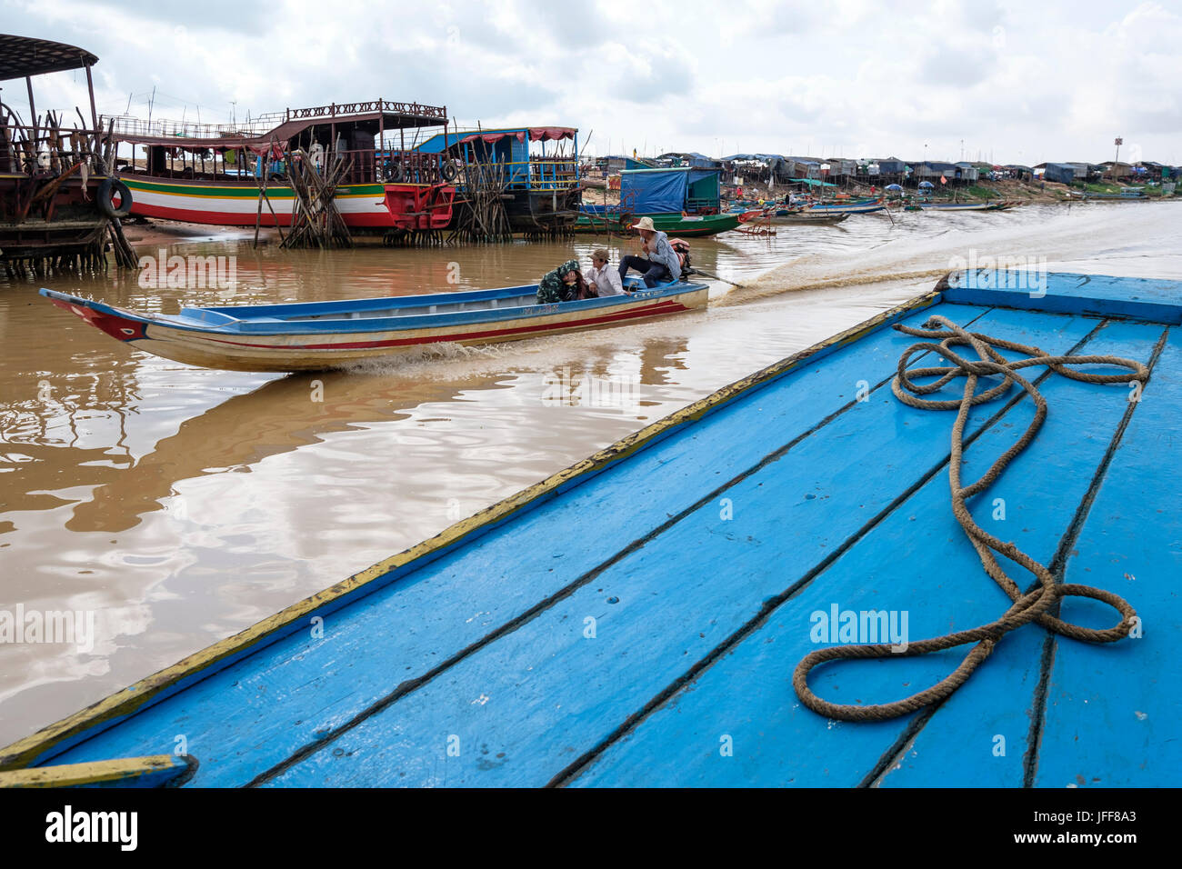 Imbarcazione a motore sul fiume Mekong, Cambogia, sud-est asiatico Foto Stock