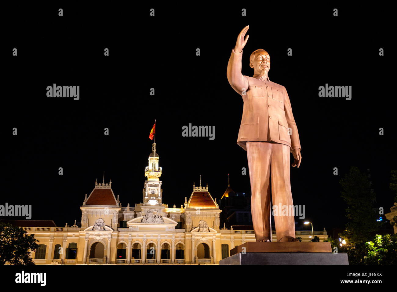 Statua del leader comunista Ho Chi Minh davanti al municipio edificio, Ho Chi Minh City, Vietnam Asia Foto Stock