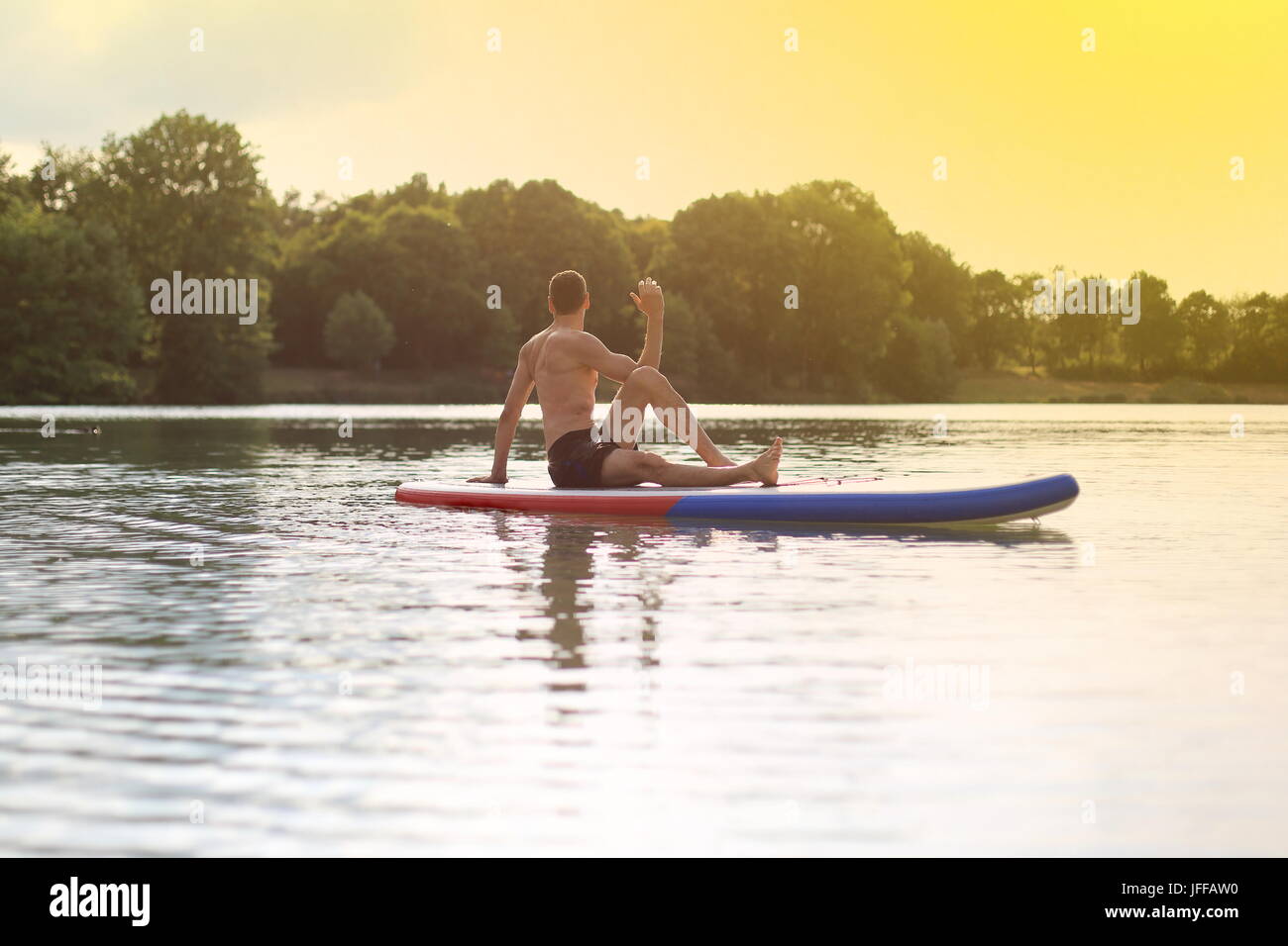 Stand up paddling SUP torna a praticare lo yoga Foto Stock