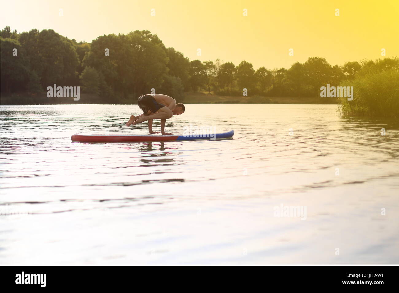SUP Yoga a stand up paddling board Foto Stock