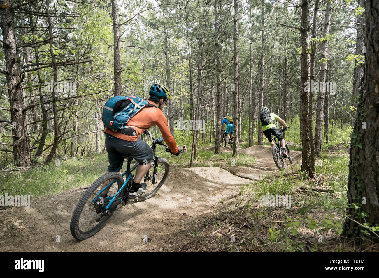 Motociclisti attraverso la foresta Foto Stock