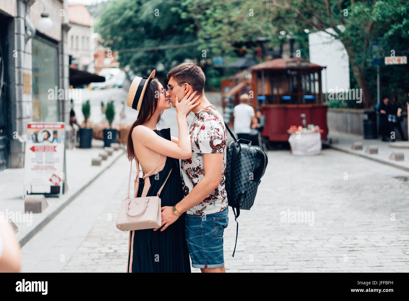 Coppia giovane in amore, avvolgente sulla strada. Foto Stock