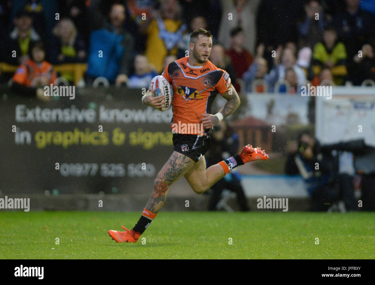 Castleford Tigers' Zak Hardaker corre chiaro al cliente di provare durante la Betfred Super League match presso il Mend-a-tubo Jungle, Castleford. Foto Stock