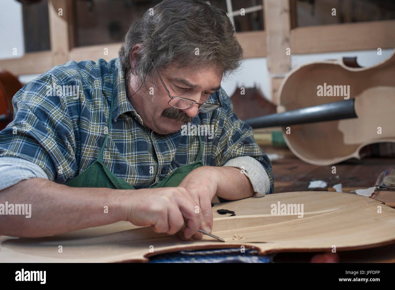 Artigiano in officina il carving violino Foto Stock