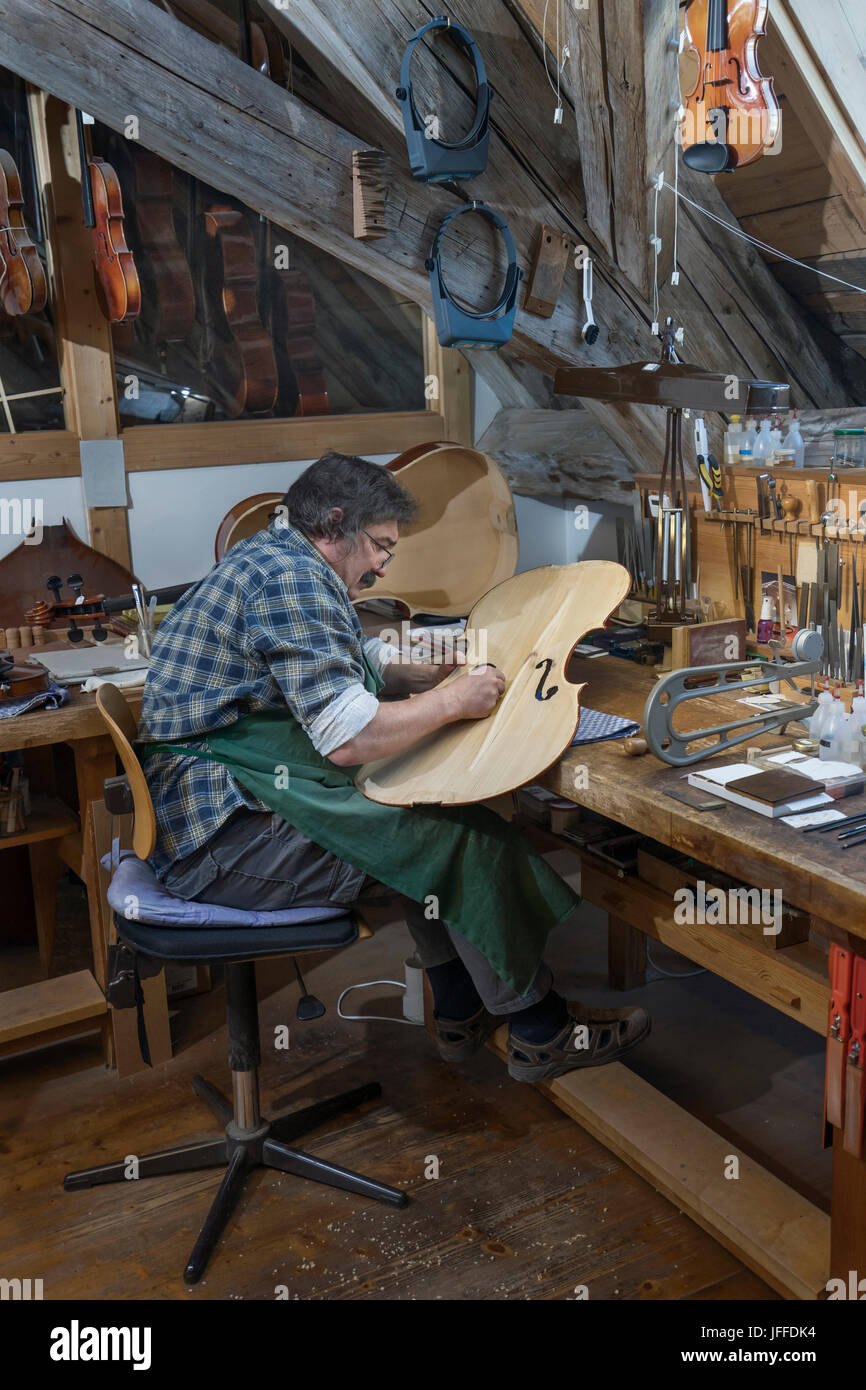 Artigiano lavorando sul violino in officina Foto Stock
