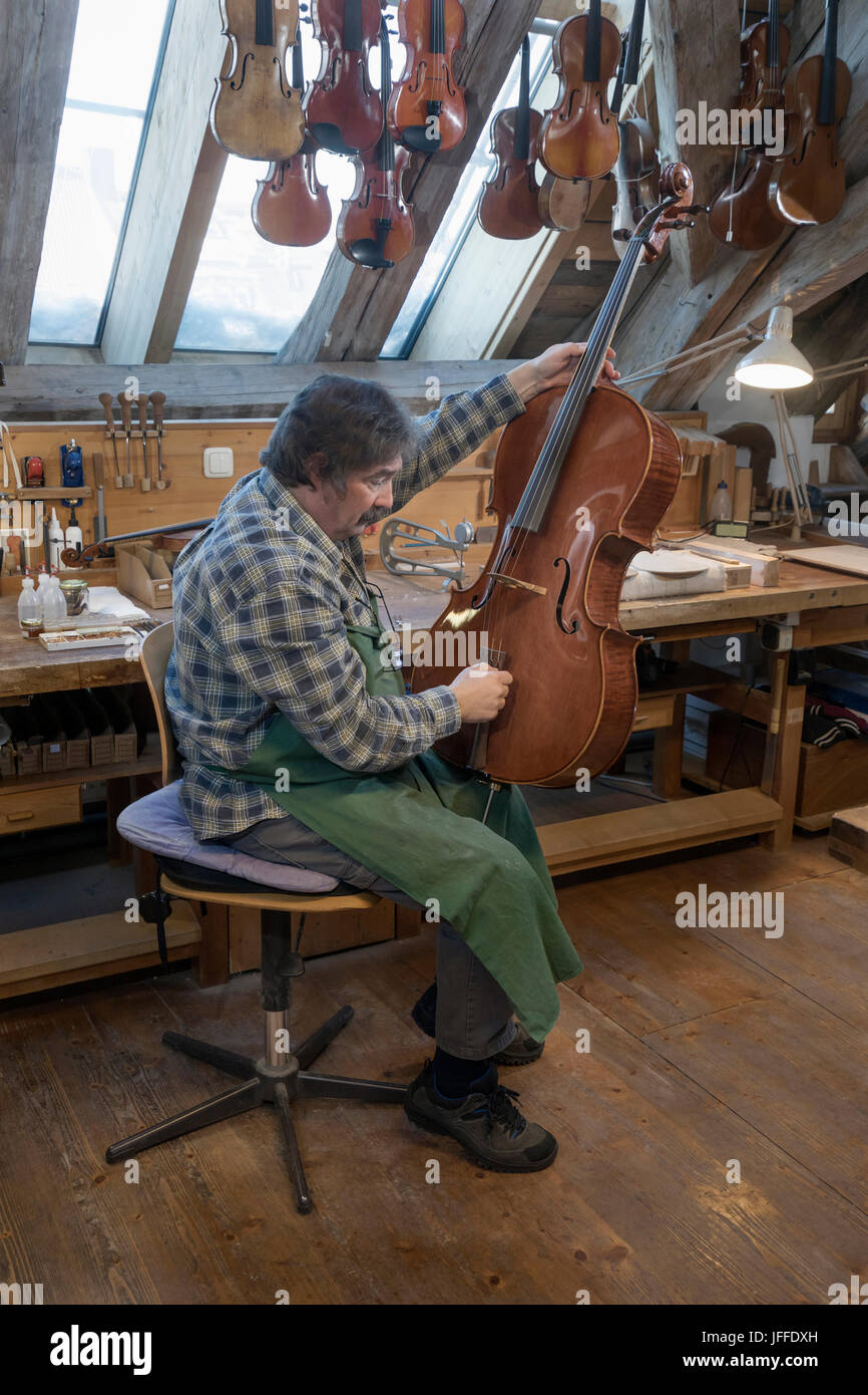lavoratore che ripara il violino in officina Foto Stock