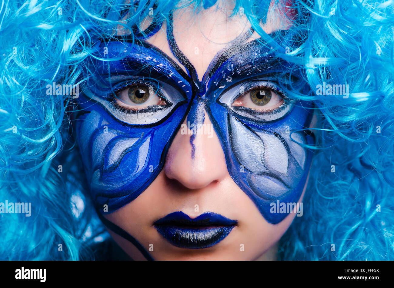Vernice di viso di donna con farfalla Foto Stock