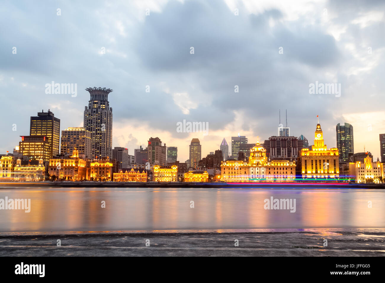 Il Bund di Shanghai al crepuscolo Foto Stock