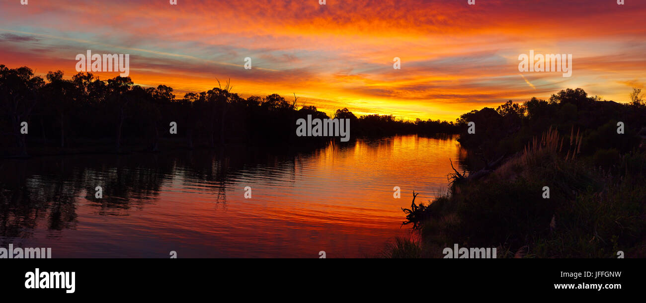Tipica Estate tramonto sul fiume Murray a Gol Gol, NSW, Australia. Foto Stock