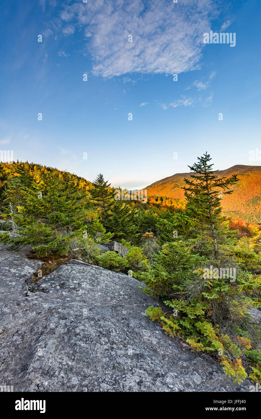 Vista dalla vista della valle mensola lungo la strada alla Rooster Comb Mountain, Essex Co., NY Foto Stock