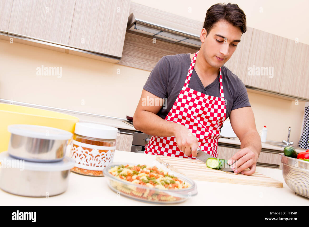 L'uomo maschio cuocere la preparazione di cibo in cucina Foto Stock
