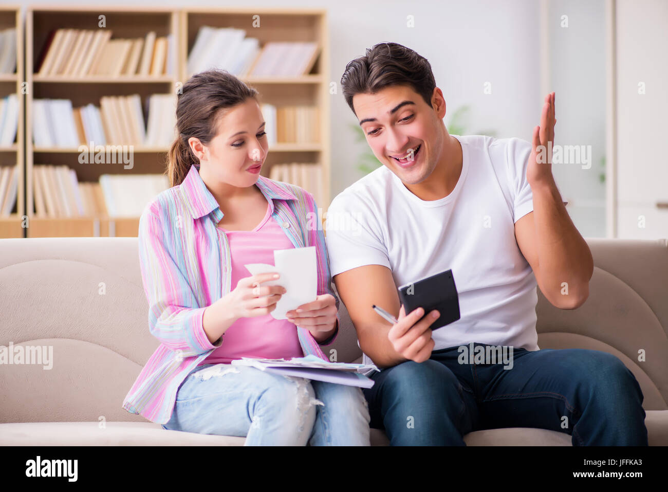 Famiglia giovane discutendo le finanze di famiglia Foto Stock