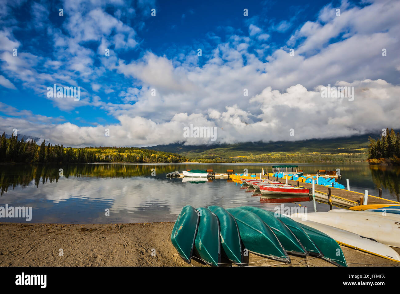 La barca di legno con dock barche Foto Stock