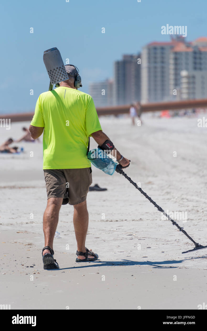 Beachcomber con il rivelatore di metalli la scansione del litorale a Jacksonville Beach, Florida. (USA) Foto Stock