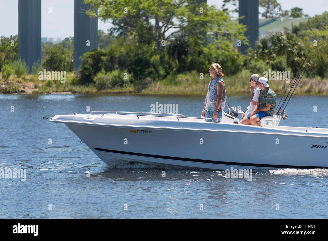 Tre giovani uomini fuori per un pomeriggio di pesca nel Itracoastal fluviale a Jacksonville Beach, Florida. (USA) Foto Stock