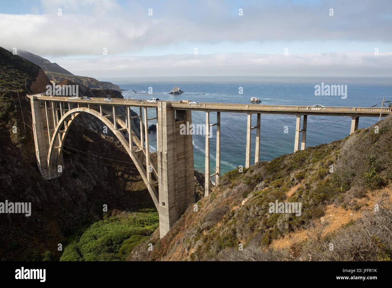 Vetture attraversando il Bixby Creek Bridge, un calcestruzzo, open-spandrel il ponte di arco, sulla Pacific Coast Highway. Foto Stock