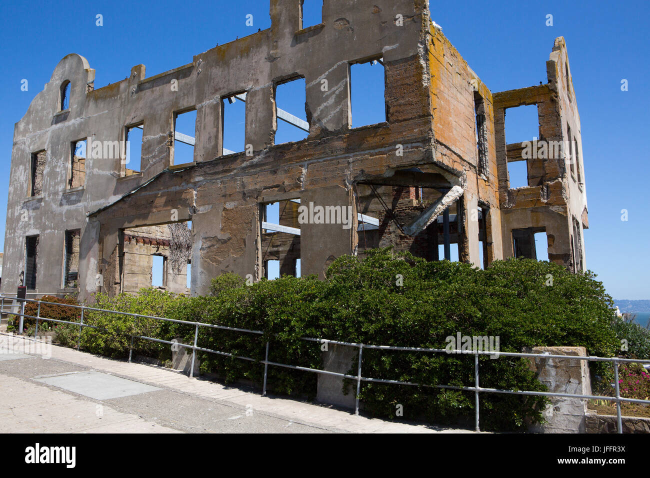 Le fatiscenti rovine dell'uso della Casa del Guardiano, all'Alcatraz penitenziario federale. Foto Stock