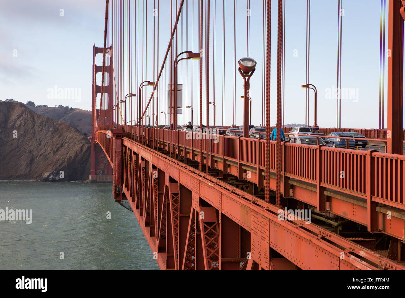 I ciclisti e automobili attraversando il Golden Gate Bridge. Foto Stock