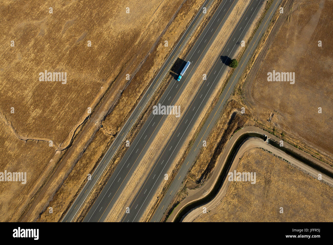 Una veduta aerea di un interstatali e una di acqua sul canale di irrigazione in California, a est di Napa Valley. Foto Stock