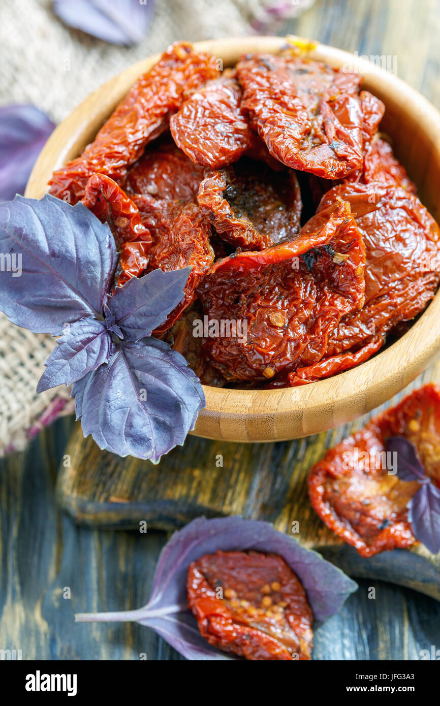 Pomodori secchi in una ciotola di legno closeup. Foto Stock