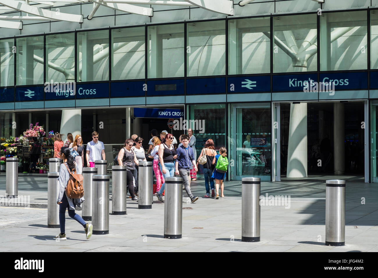 Dalla stazione ferroviaria di King's Cross e Euston Road, London, England, Regno Unito Foto Stock