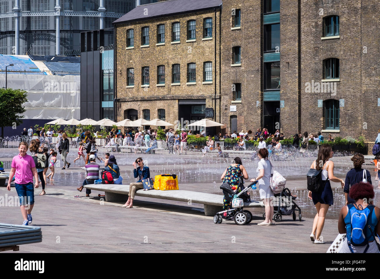 Granary Square nel cuore della rigenerazione del re area trasversale lungo il Regent's Canal, London, England, Regno Unito Foto Stock