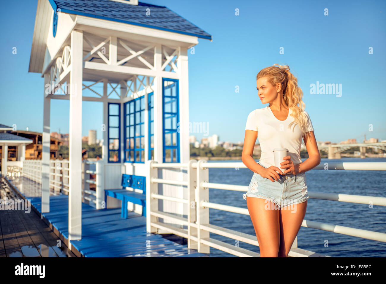 Sorridente al sole. Foto Stock