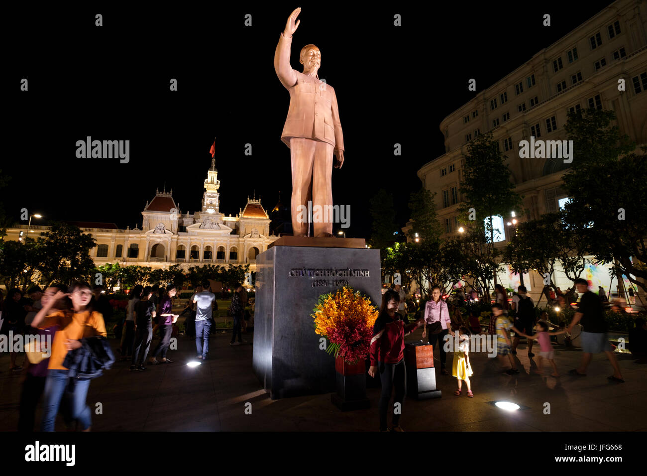 Statua del leader comunista Ho Chi Minh davanti al municipio edificio, Ho Chi Minh City, Vietnam Asia Foto Stock