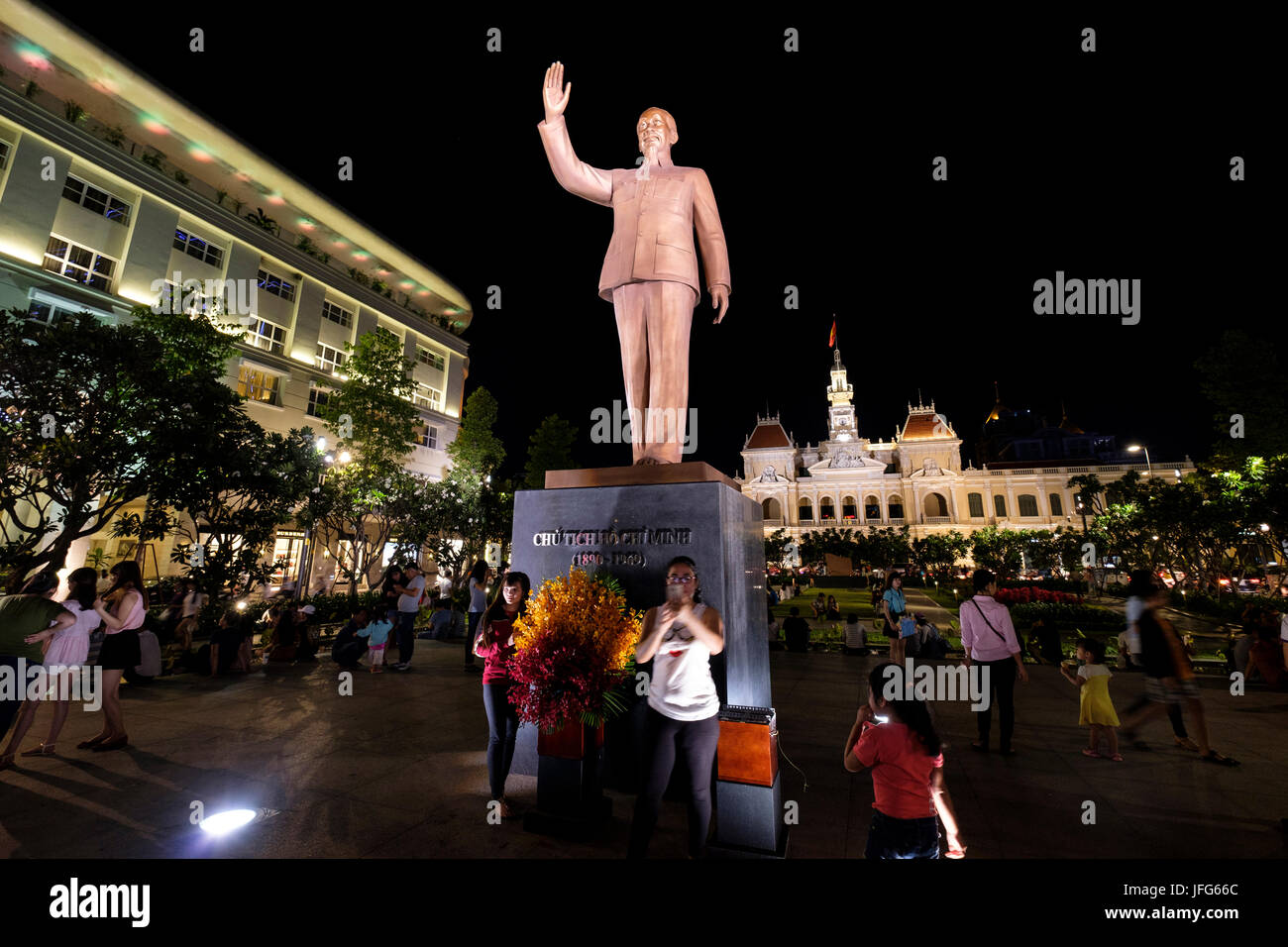 Statua del leader comunista Ho Chi Minh davanti al municipio edificio, Ho Chi Minh City, Vietnam Asia Foto Stock