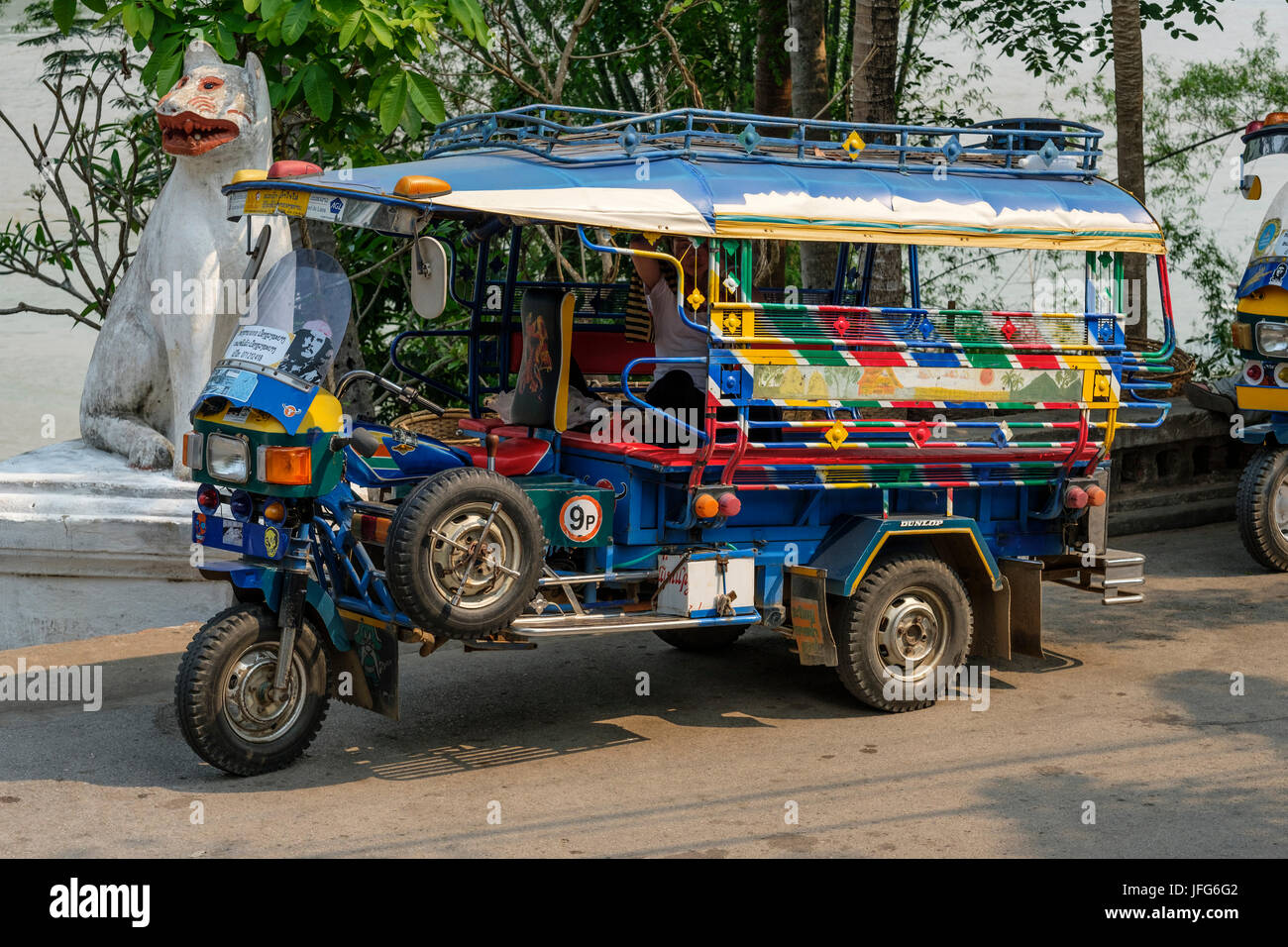 Colorato motociclo taxi per le strade di Luang Prabang, Laos, Asia Foto Stock