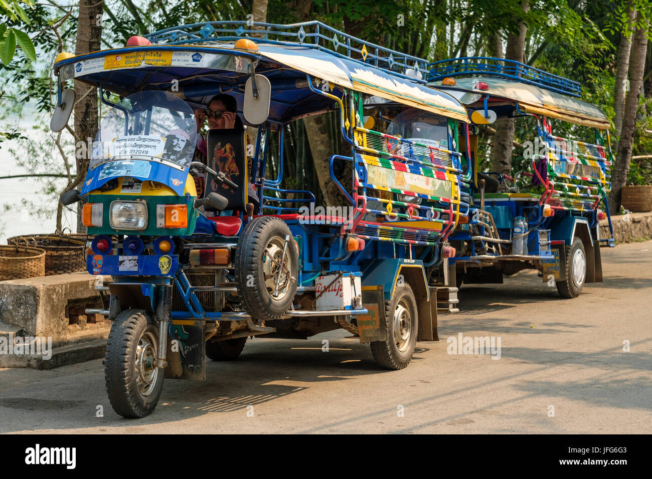 Colorato motociclo taxi per le strade di Luang Prabang, Laos, Asia Foto Stock