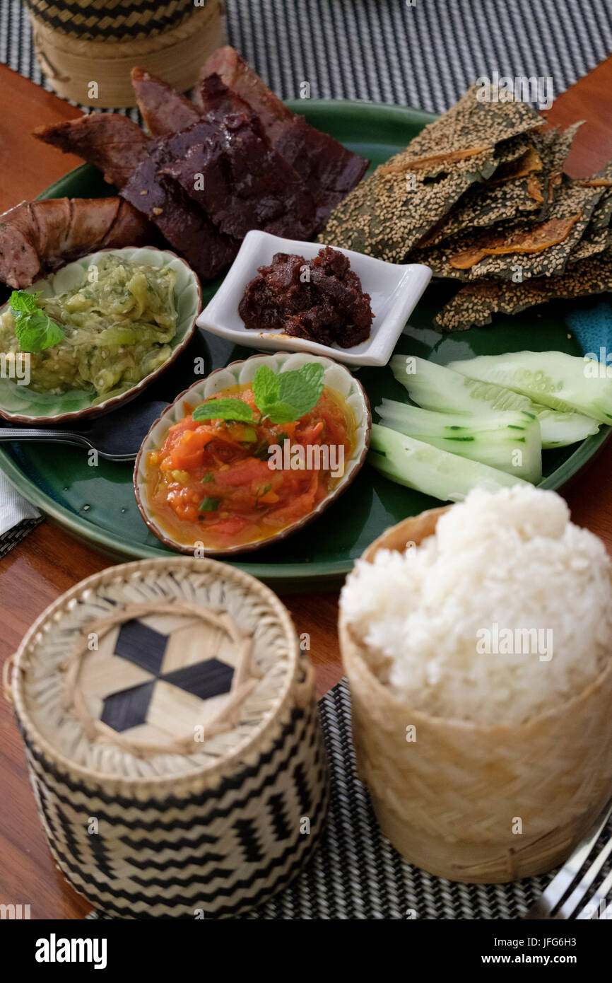 Cibi tradizionali piatti in Laos, in Asia Foto Stock
