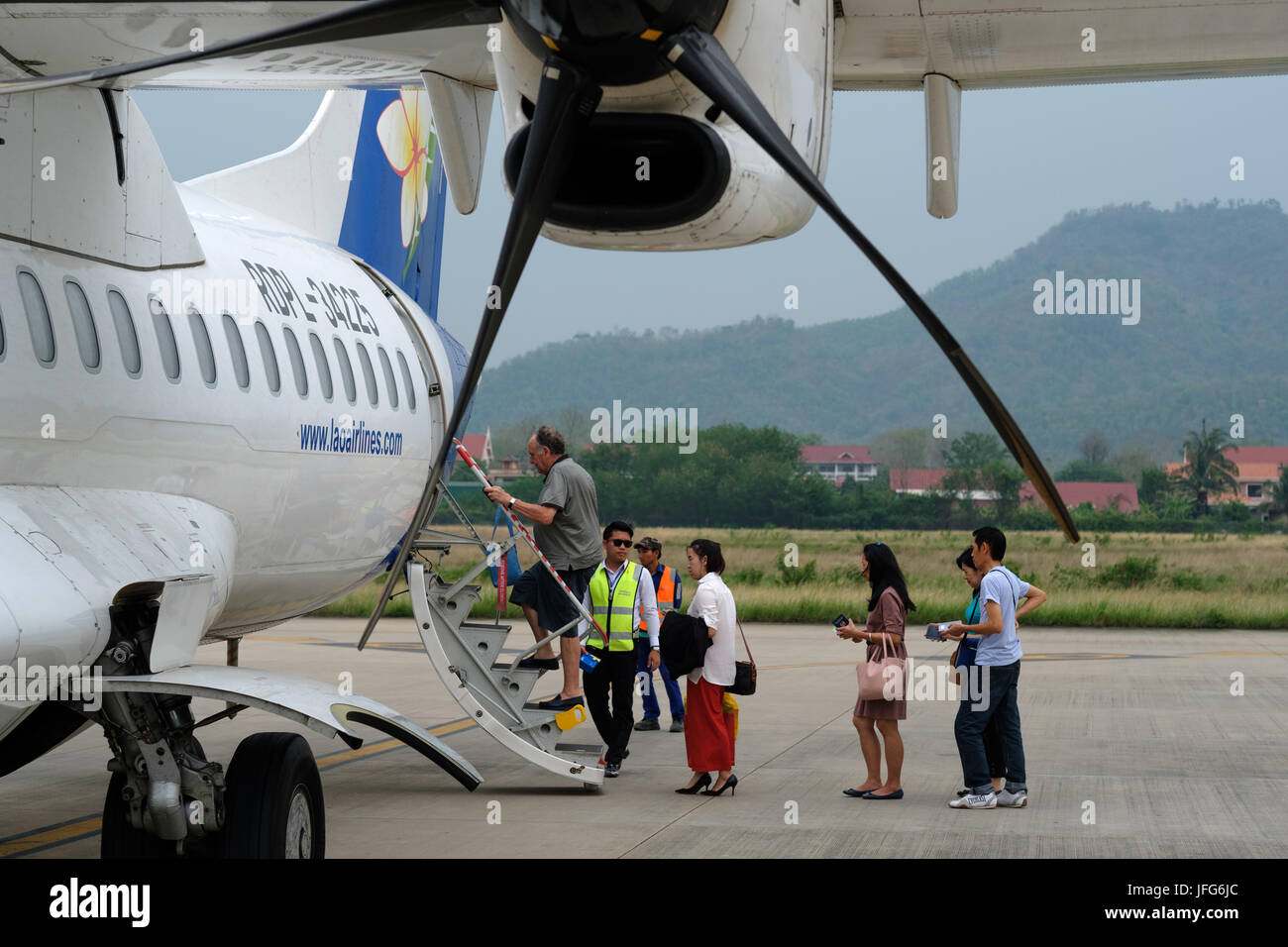 I passeggeri di salire a bordo di un Lao Airlines piano ad elica Foto Stock
