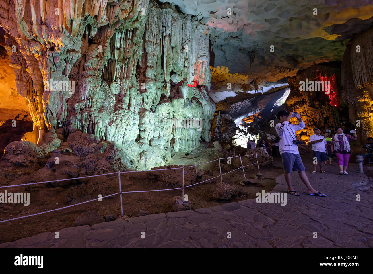 Thien Cung caverna nella baia di Halong, Vietnam Asia Foto Stock