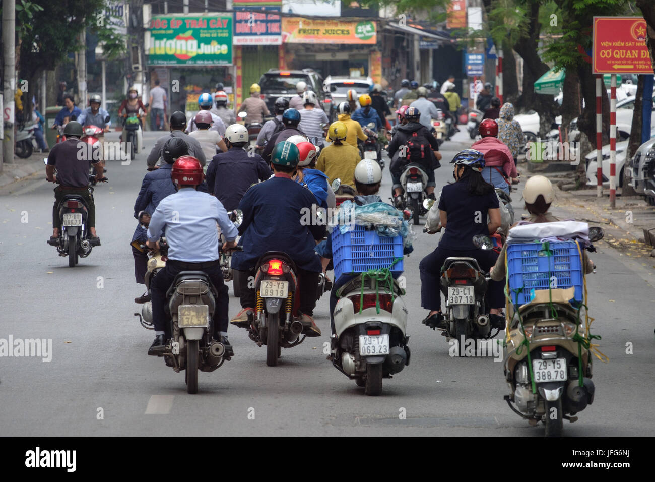 Migliaia di scooter durante le ore di punta ad Hanoi, in Vietnam, in Asia Foto Stock