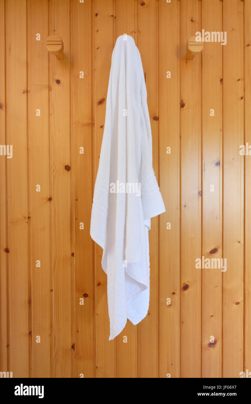 White asciugamano da bagno appeso su un muro di una stanza da bagno Foto Stock