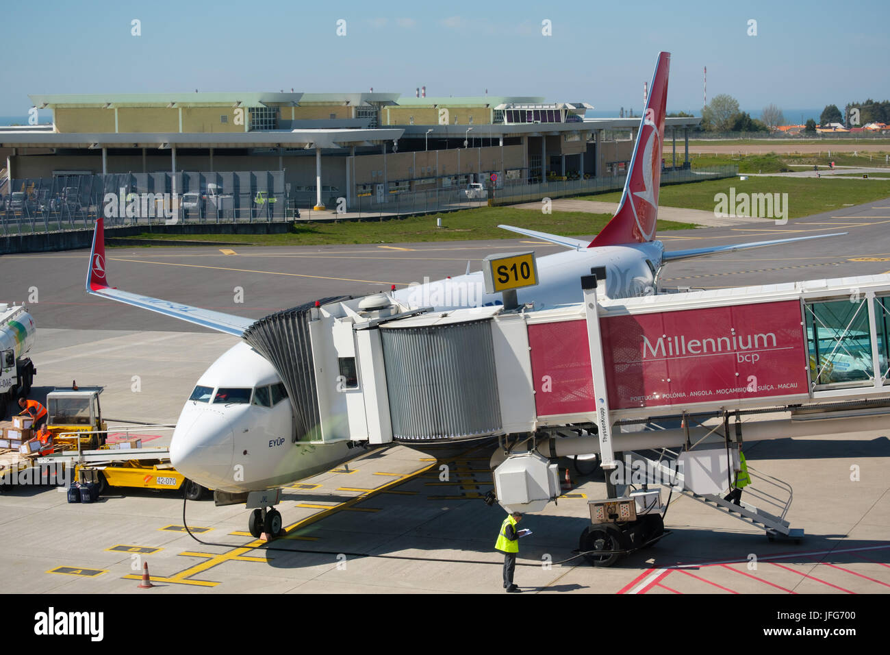 La Turkish Airlines aeroplano a Sá Carneiro airport a Porto, Portogallo Foto Stock