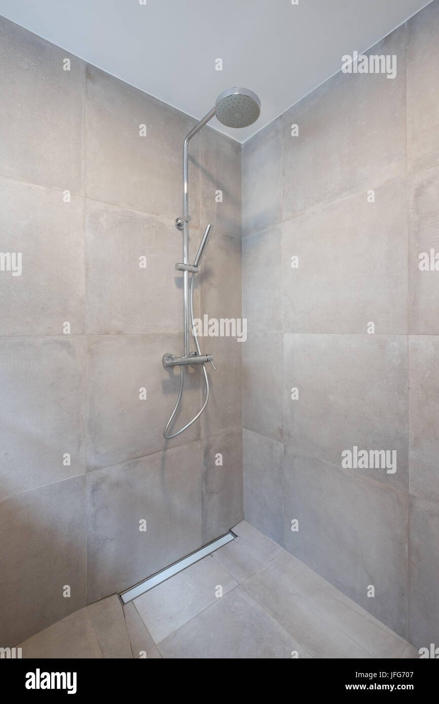 Testa di doccia su una moderna stanza da bagno Foto Stock