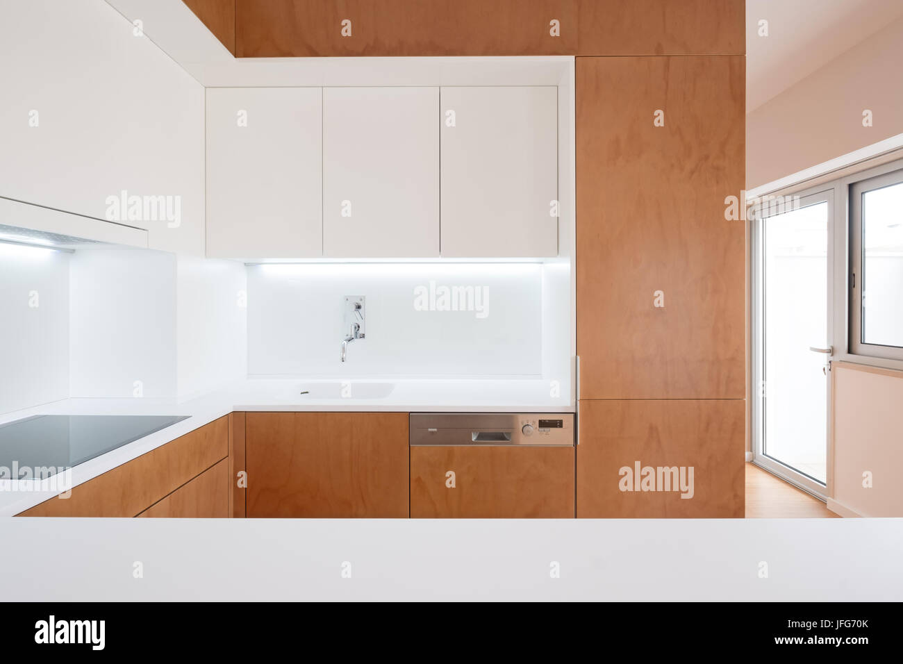 Cucina moderna con interni in bianco e armadi in legno Foto Stock