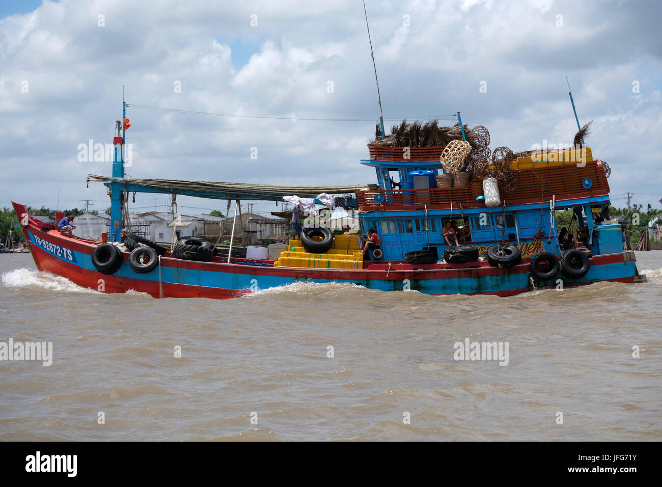 Colorate barche da pesca sul fiume Mekong Foto Stock